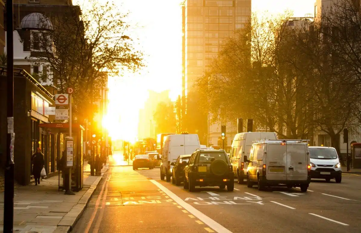 plusieurs utilitaires sur une route