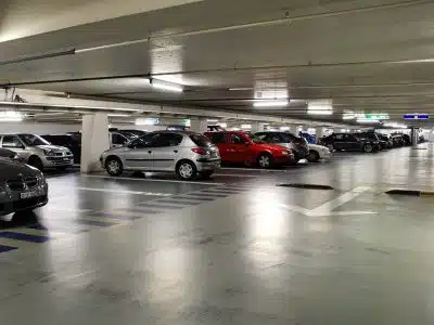 Comment trouver facilement une place de parking en vacances