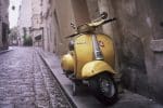 Un scooter jaune