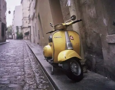 Un scooter jaune