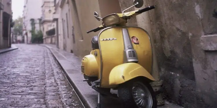 Un scooter jaune