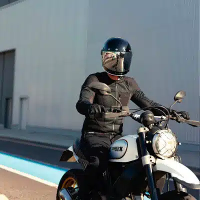 Quel blouson de moto choisir pour une motarde