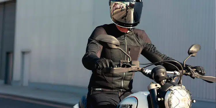 Quel blouson de moto choisir pour une motarde