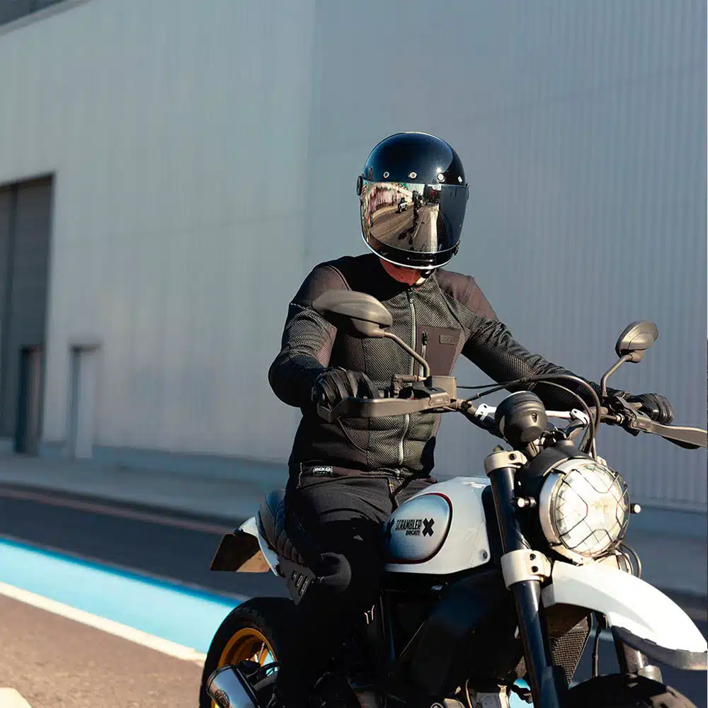 Quel blouson de moto choisir pour une motarde
