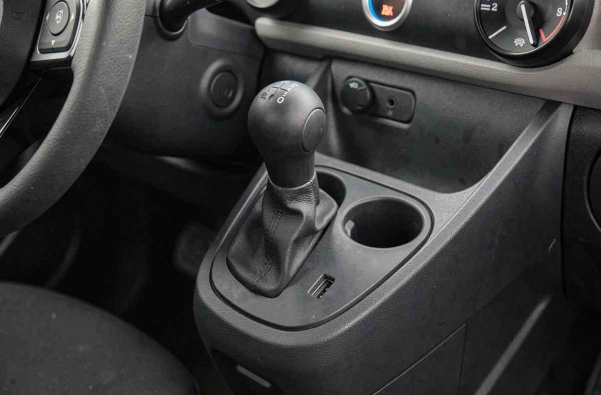 Gros plan sur la console centrale et le sélecteur de vitesse d'une voiture sans permis électrique moderne