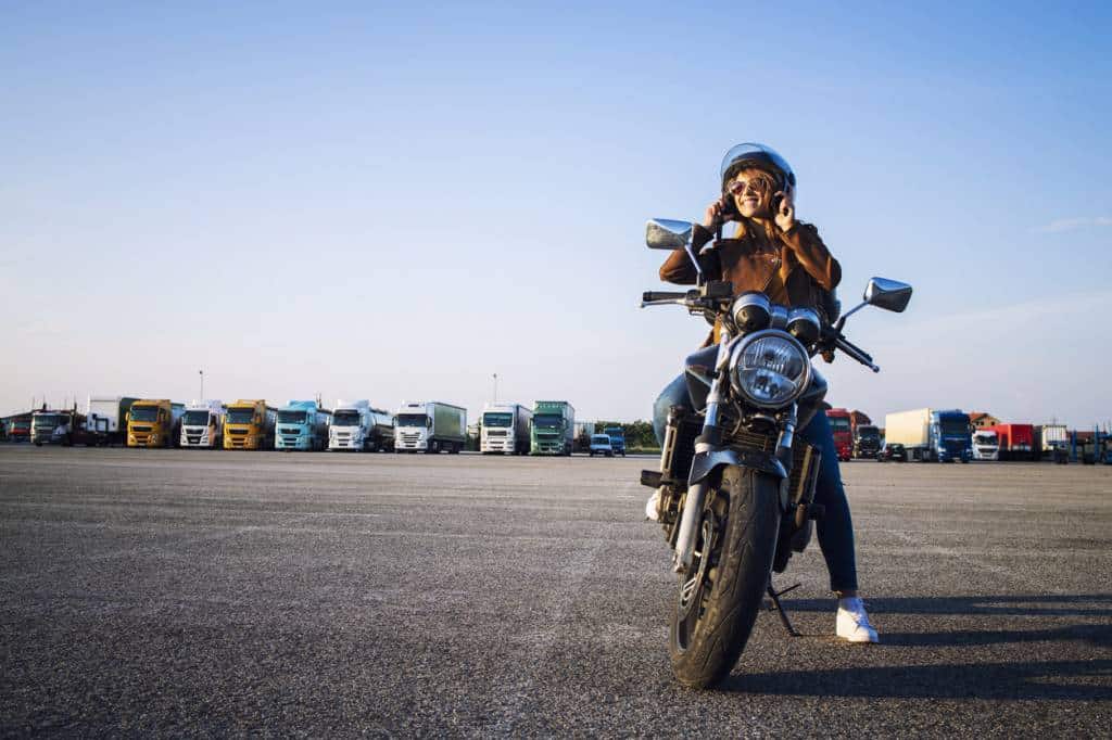 femme sur moto