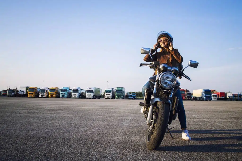 femme sur moto