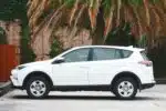 une voiture neuve blanche SUV