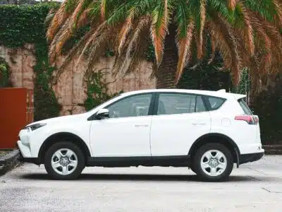 une voiture neuve blanche SUV