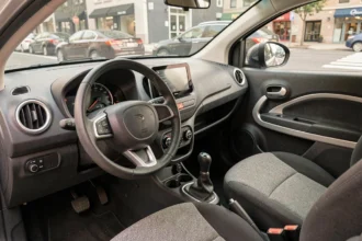 Tableau de bord intérieur d'une voiture sans permis moderne avec écran tactile et compteur limité à 45 km/h