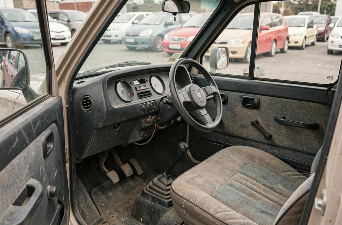 Intérieur d'une voiture sans permis d'occasion avec tableau de bord et siège usagé