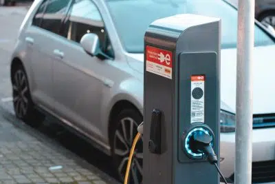 Quelle est la différence entre les voitures hybrides et électriques ?