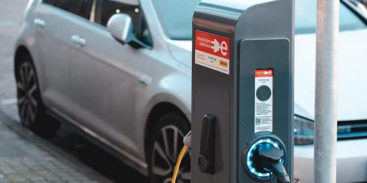 Quelle est la différence entre les voitures hybrides et électriques ?