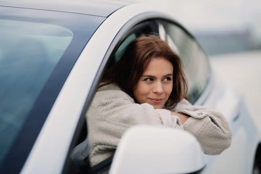 une femme dans une voiture