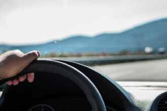 Qu’est-ce qu’une vignette crit’air et pourquoi est-elle essentielle pour circuler en ville ?