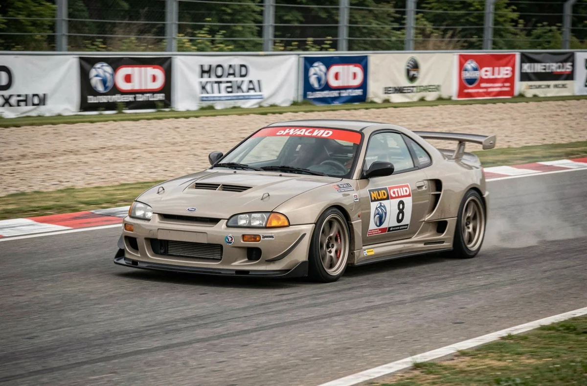 Saxo Kit Car en pleine action dans un virage lors d'une course club sur circuit goudronné