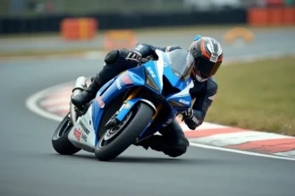 Pilote en pleine courbe sur circuit avec une Suzuki GSX-R 750, genouillère au sol et angle d'inclinaison extrême